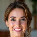Retrato de Isabel R., una mujer de 40s sonriendo y con aspecto saludable.