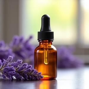 Frasco de aceite esencial de lavanda puro, con flores de lavanda en el fondo, para aromaterapia.